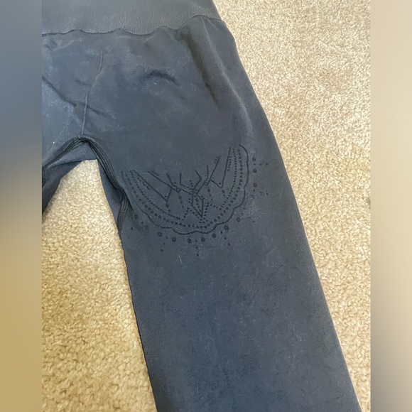 GYMSHARK black textured leggings with designs on front size XS - Picture 4 of 8